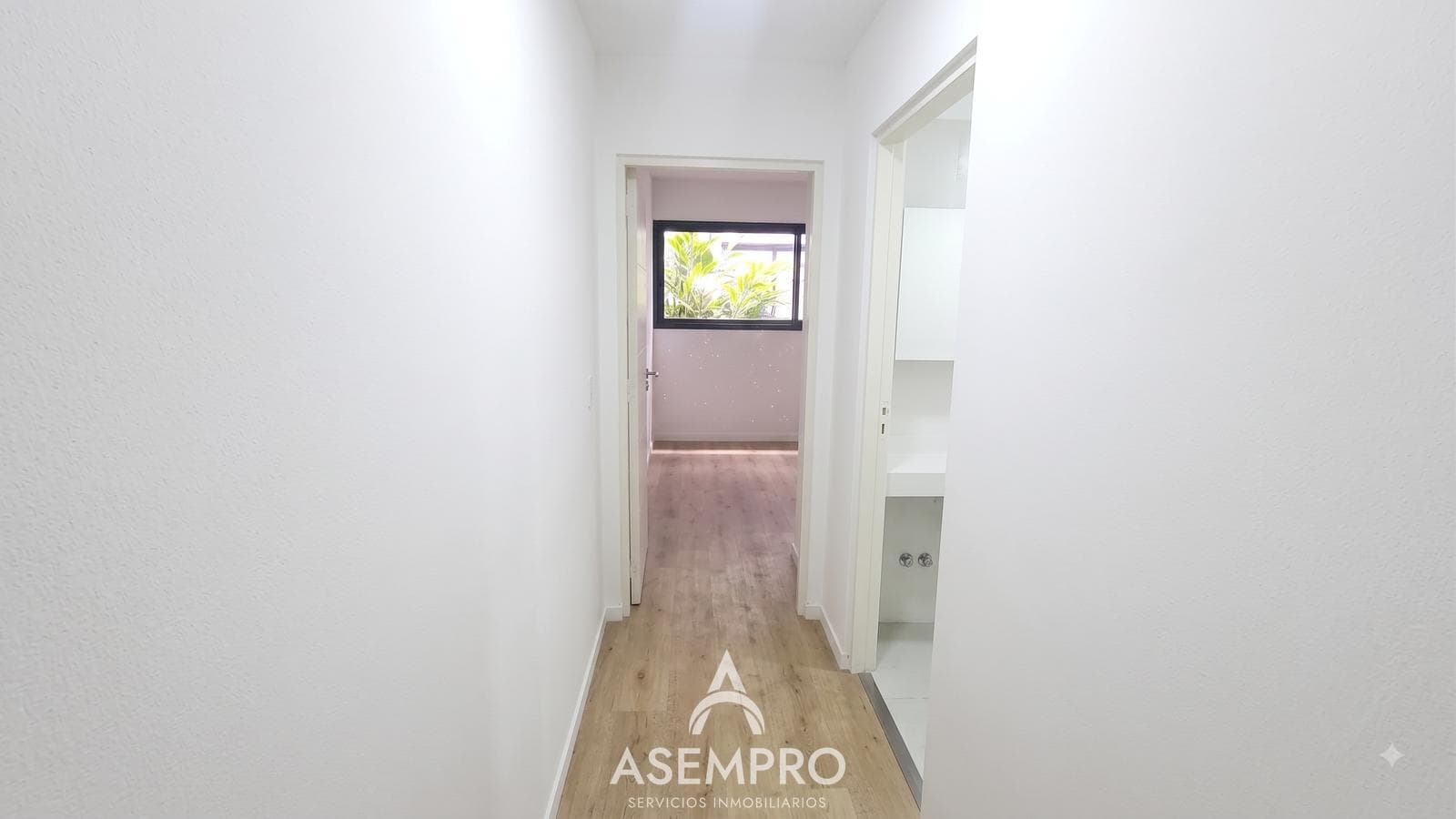 4-Room Apartment in Coghlan, Spacious, With Parking Space