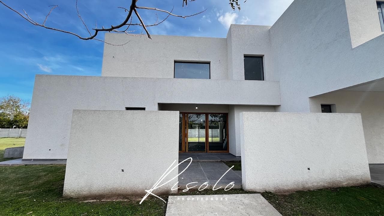 House for Sale in a Gated Community, 4 bedrooms. Several en suite. Office. Escobar