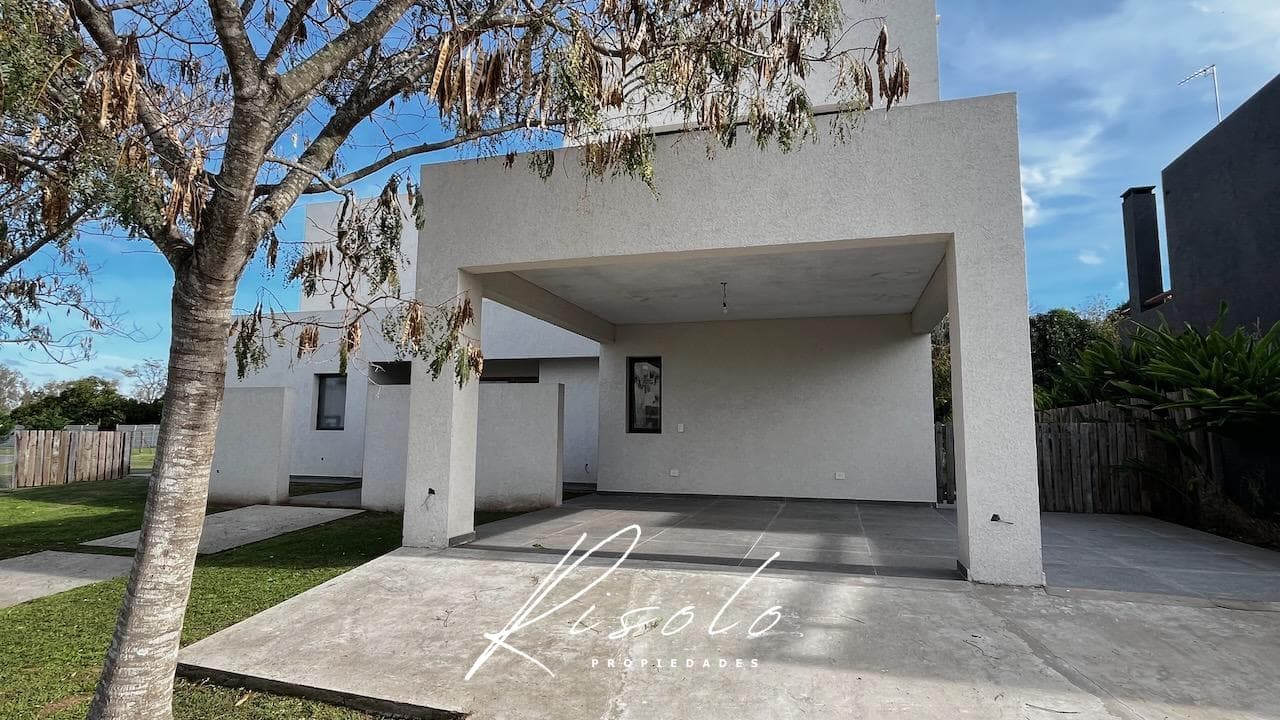 House for Sale in a Gated Community, 4 bedrooms. Several en suite. Office. Escobar