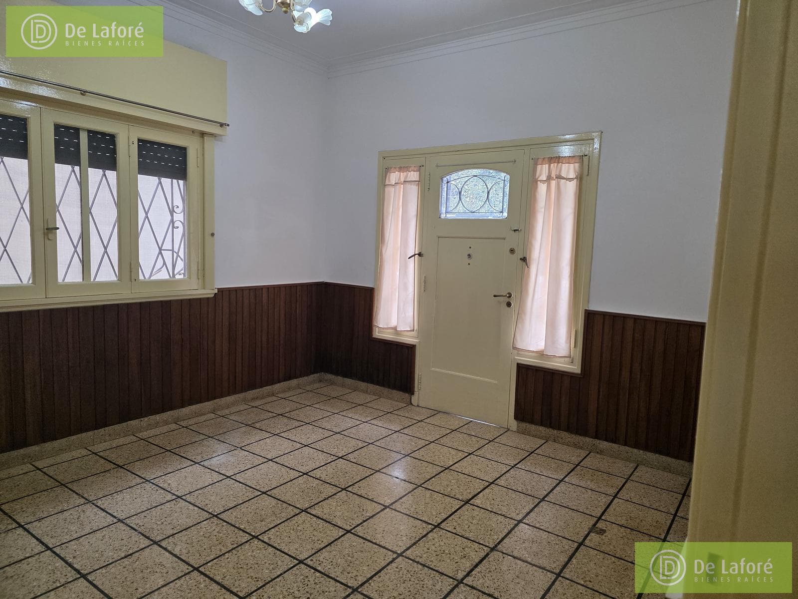 FOR RENT - 3-room ground-floor apartment on a main street in Beccar. No maintenance fees and comes with a patio!