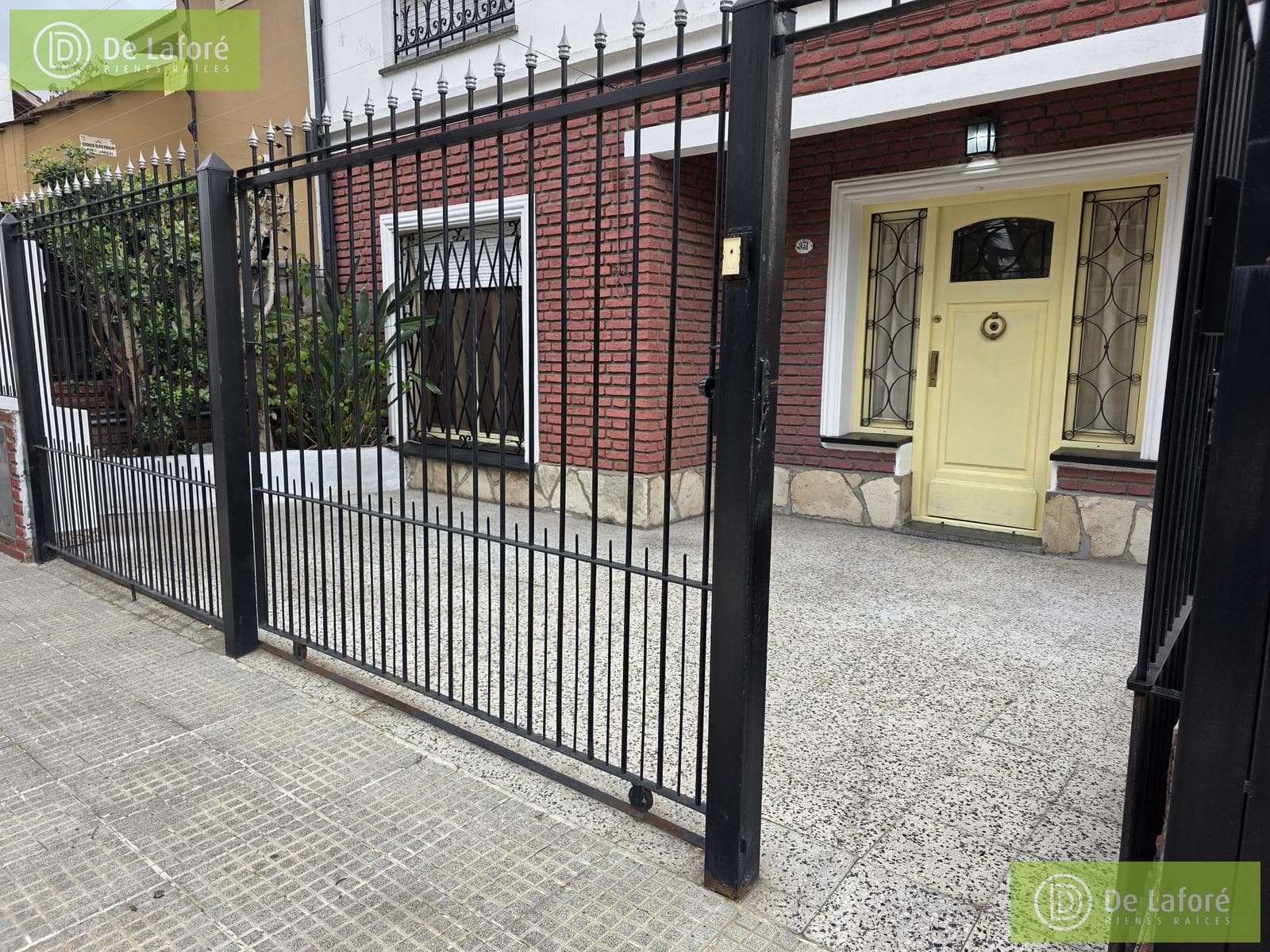 FOR RENT - 3-room ground-floor apartment on a main street in Beccar. No maintenance fees and comes with a patio!