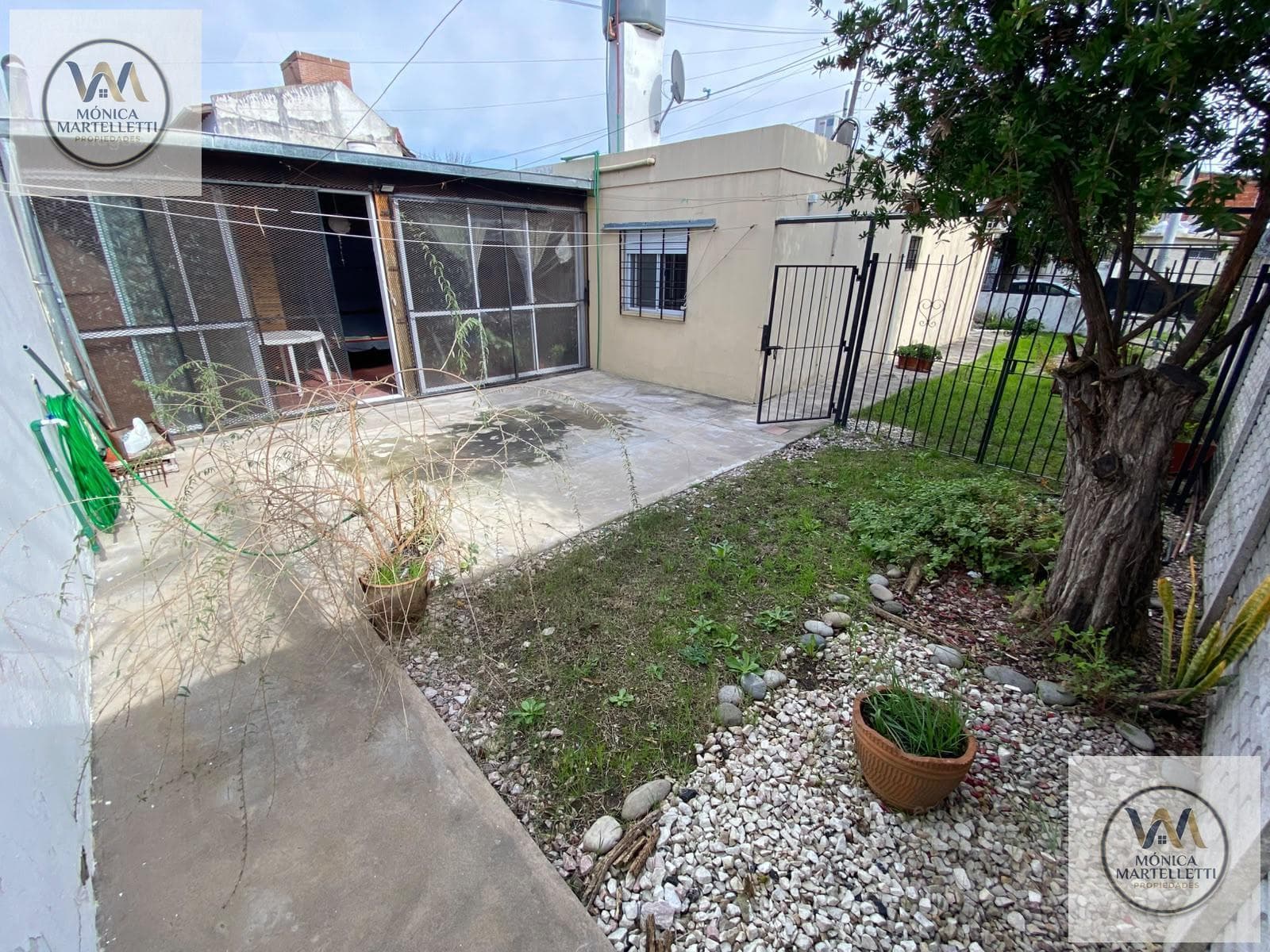 3-ROOM HOUSE IN CASTELAR NORTE 2 BEDROOMS WITH GARAGES