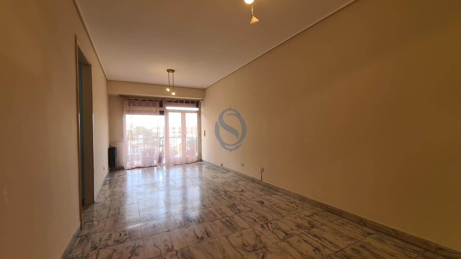 Three-room apartment facing the street with a projecting balcony. Laundry room