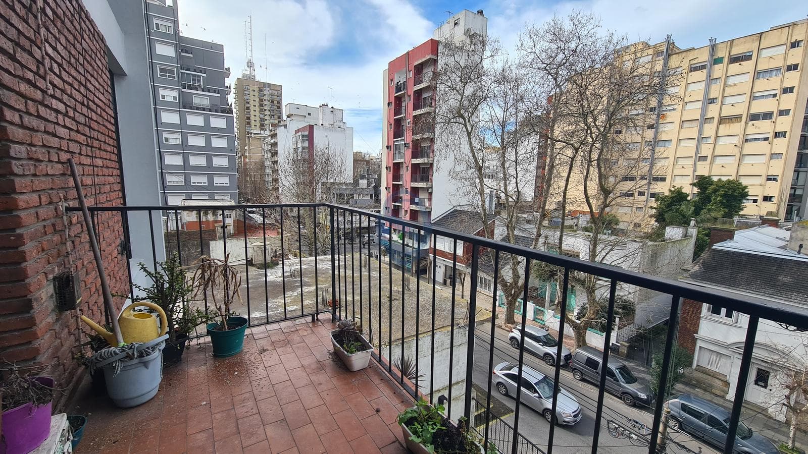 Three-room apartment facing the street with a projecting balcony. Laundry room