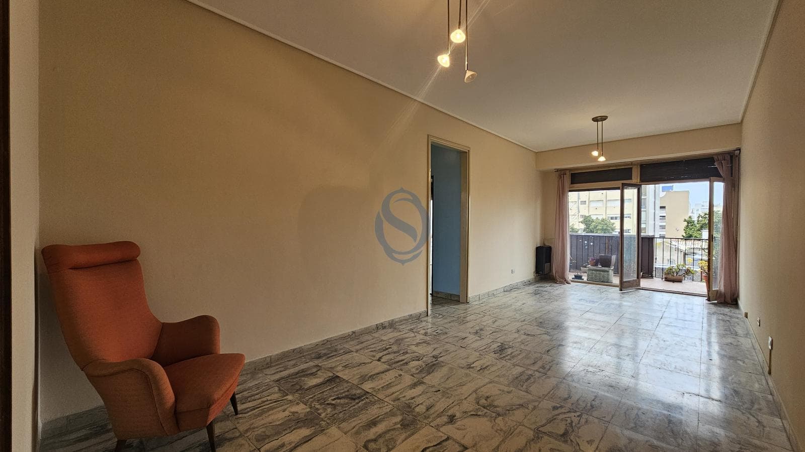 For Sale - Three-room apartment facing the street with a protruding balcony and laundry area - Corrientes 2641