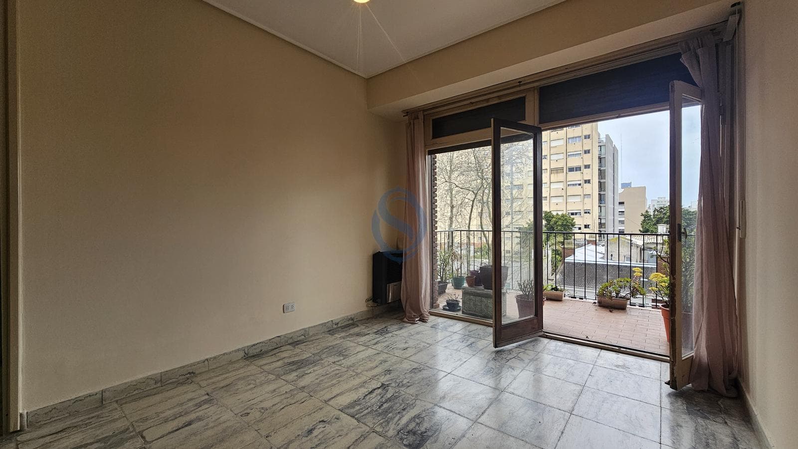For Sale - Three-room apartment facing the street with a protruding balcony and laundry area - Corrientes 2641