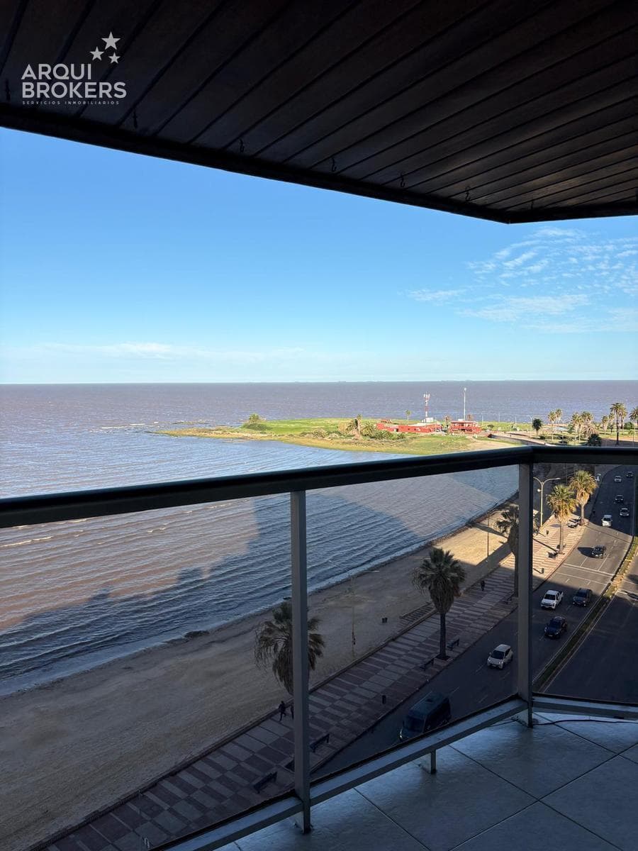 Four-bedroom apartment for rent on Rambla de Pocitos