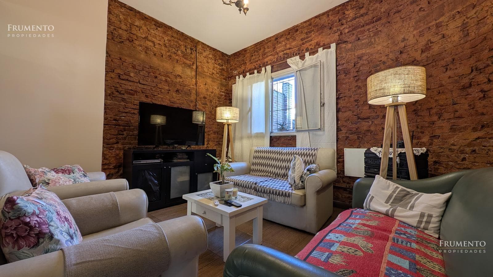 8-Room Home on 3 Floors with a Garden, Grill, and Garage in Villa Ballester