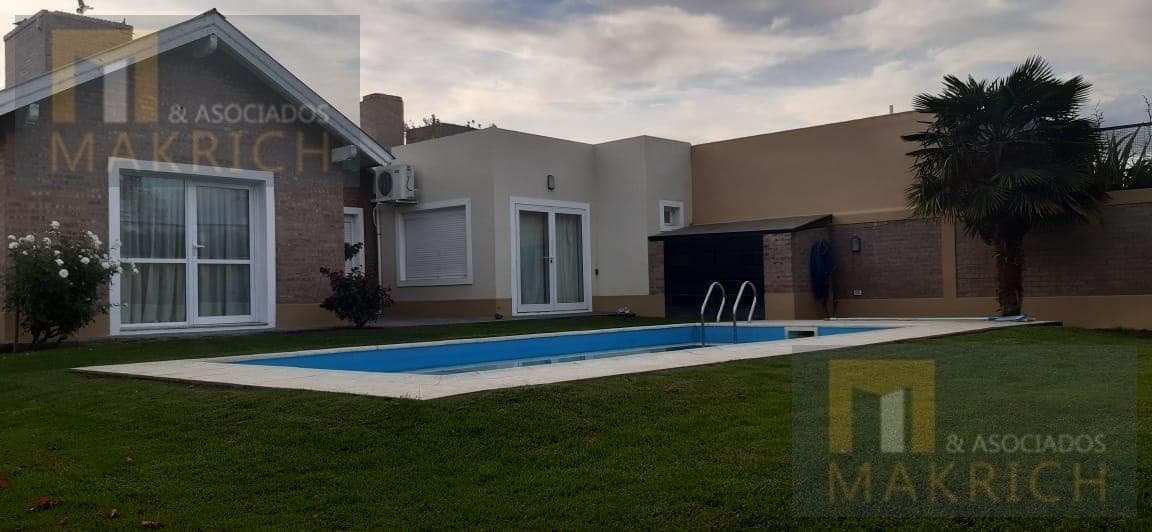 FOR RENT: 3-bedroom house with a pool - Manzanar Neighborhood