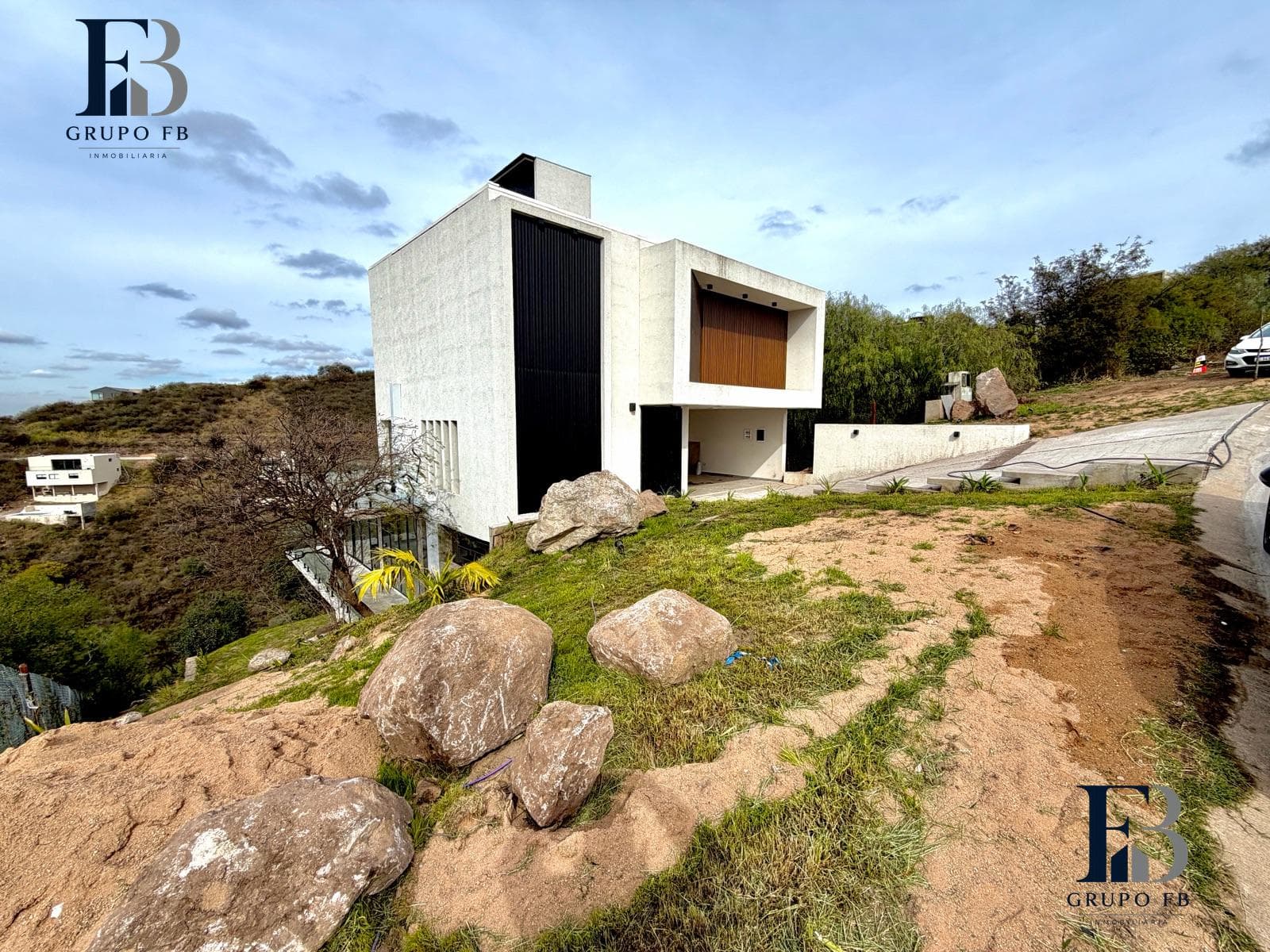 BRAND-NEW HOME IN COUNTRY LA DESEADA