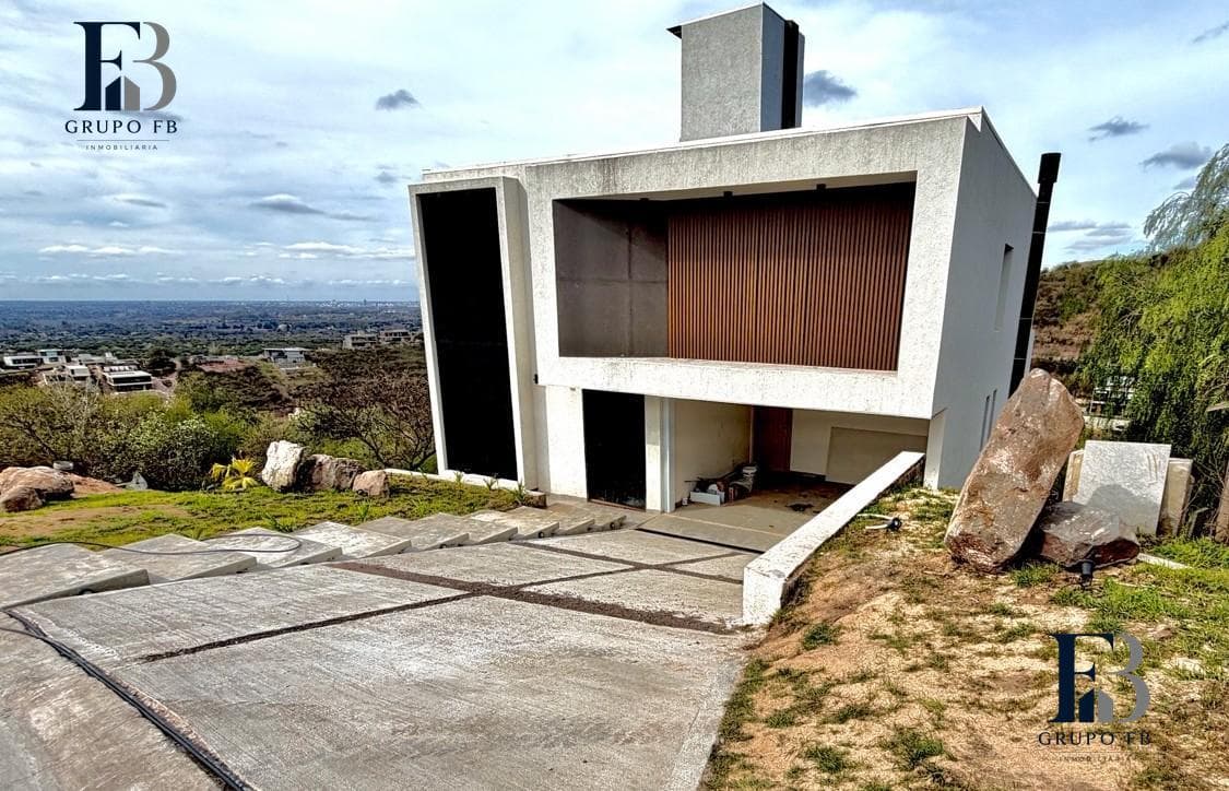 BRAND-NEW HOME IN COUNTRY LA DESEADA