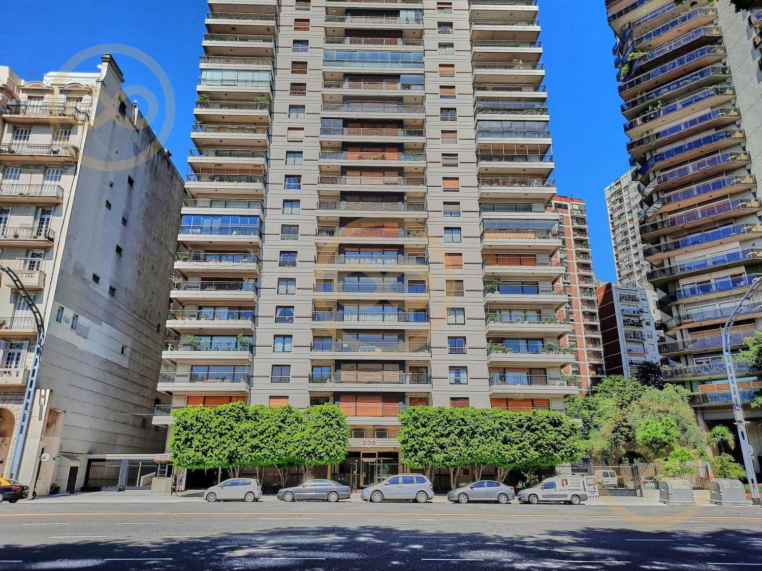 Apartment for sale on Av. Libertador, Retiro/Recoleta: 4 en-suite bedrooms, 2 parking spaces, swimming pool