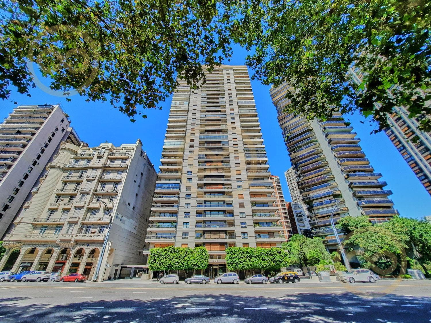 Apartment for sale on Av. Libertador, Retiro/Recoleta: 4 en-suite bedrooms, 2 parking spaces, swimming pool