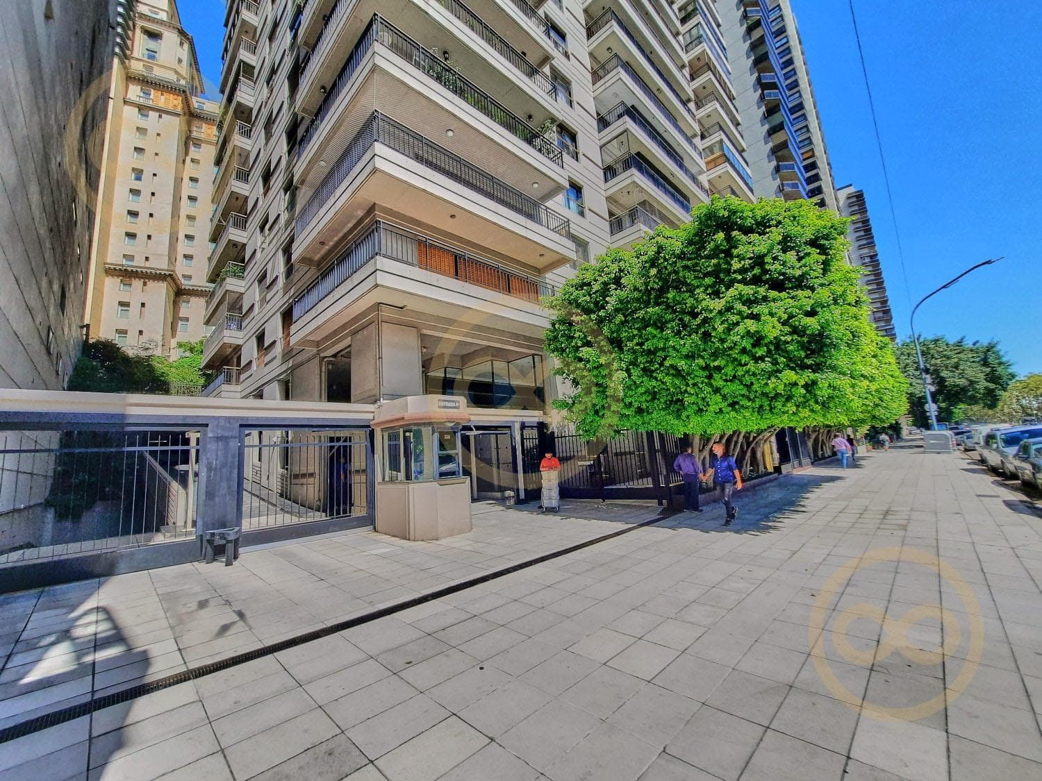 Apartment for sale on Av. Libertador, Retiro/Recoleta: 4 en-suite bedrooms, 2 parking spaces, swimming pool