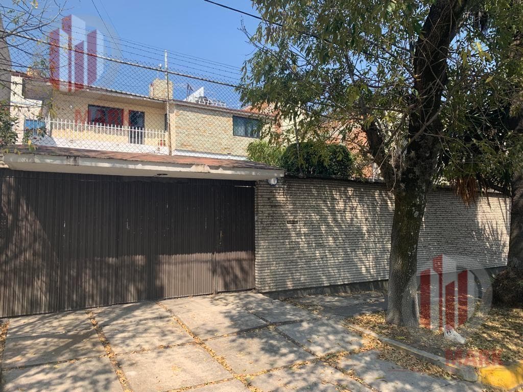 House for Sale on Circuito Médicos in Ciudad Satélite