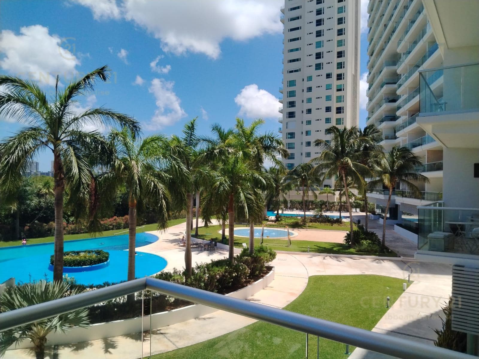 RENOVATED APARTMENT FOR SALE AT SKY RESIDENCES IN CANCÚN C4158