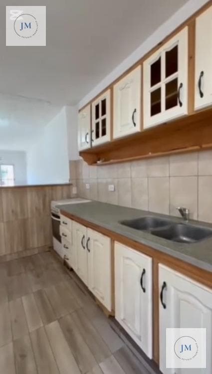 House in Hurlingham, 3 blocks from City Hall