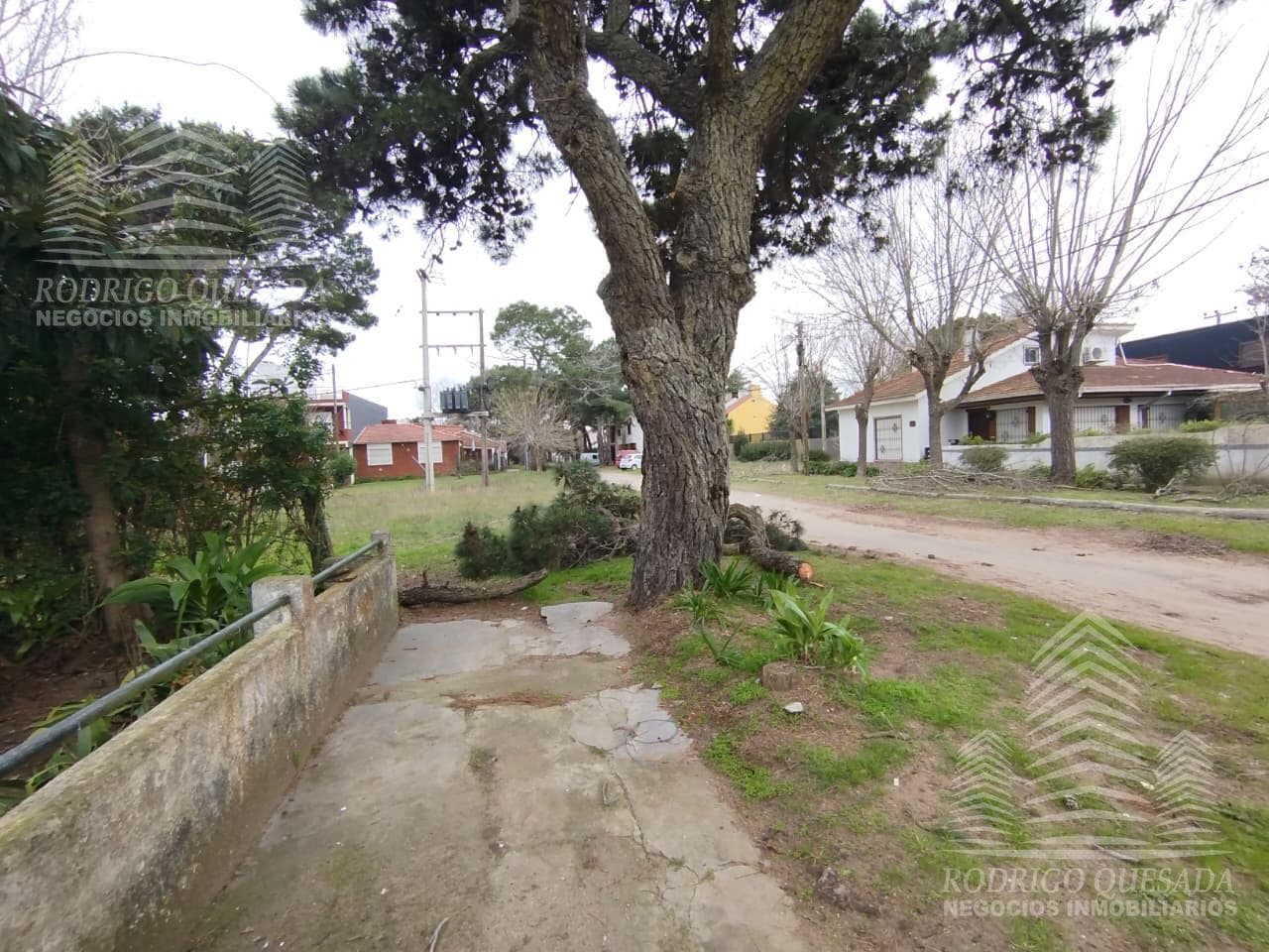 House on its own lot in La Lucila, very close to El Pinar!!