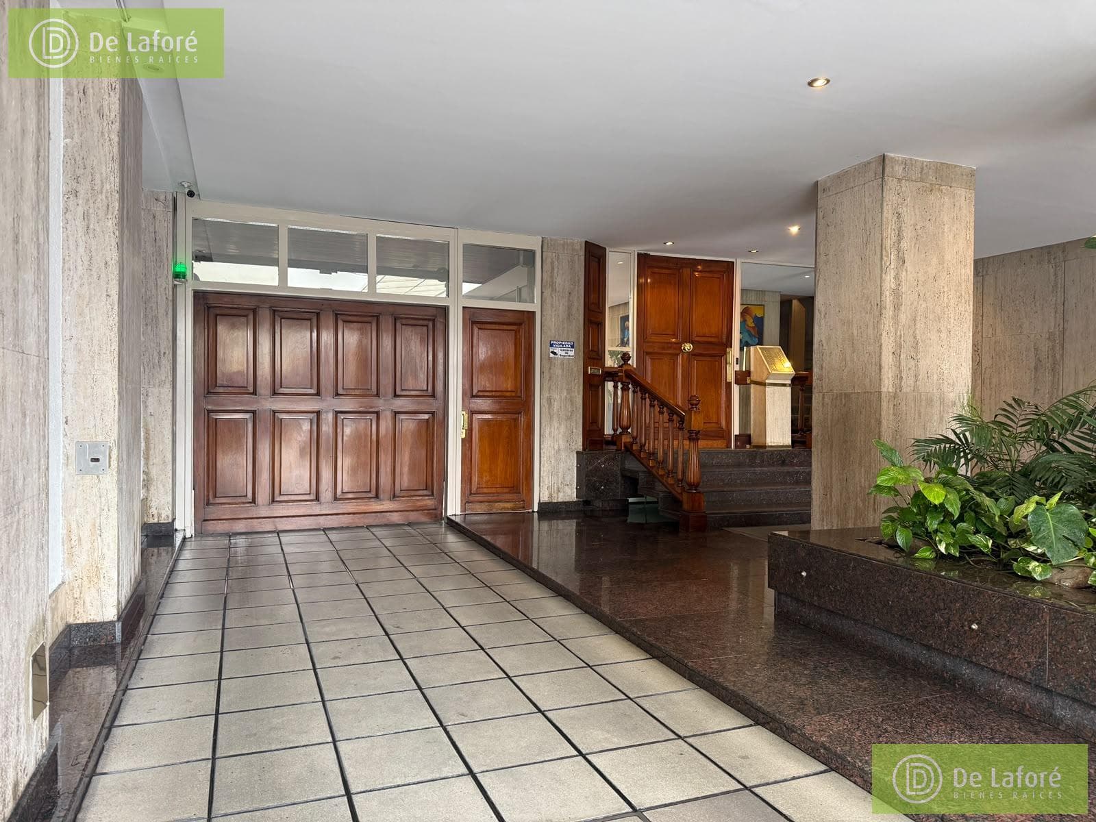 FOR RENT - 4-room apartment with a separate room in Martínez, featuring a covered parking space and a balcony