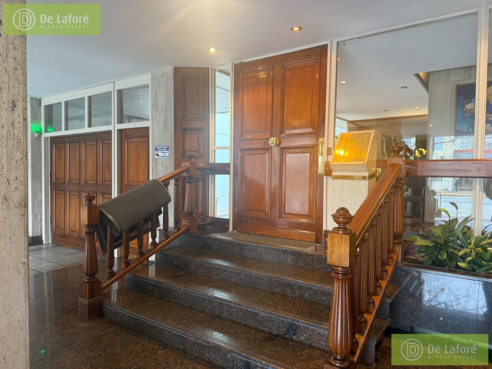 FOR RENT - 4-room apartment with a separate room in Martínez, featuring a covered parking space and a balcony
