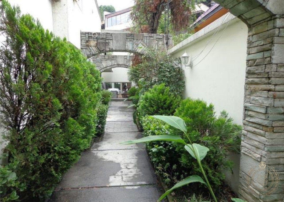 Luxury residence with spacious gardens in Bosques de las Lomas