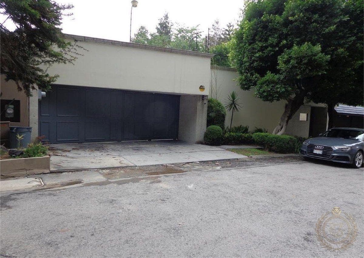 Luxury residence with spacious gardens in Bosques de las Lomas