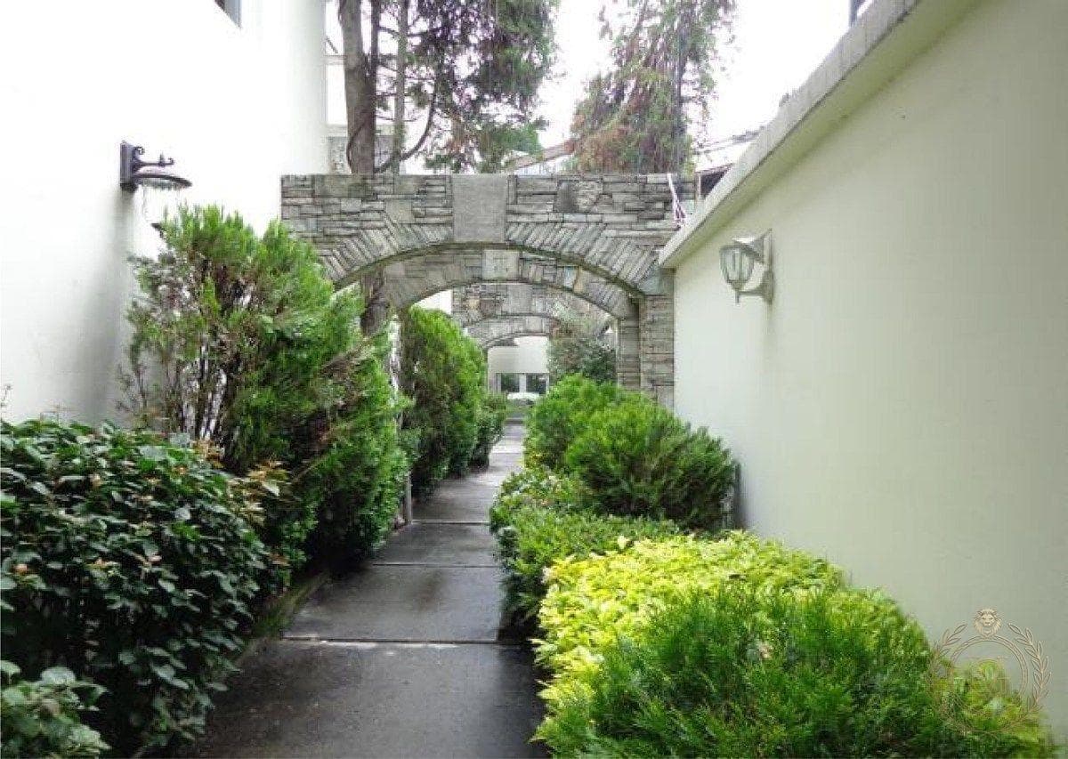 Luxury residence with spacious gardens in Bosques de las Lomas