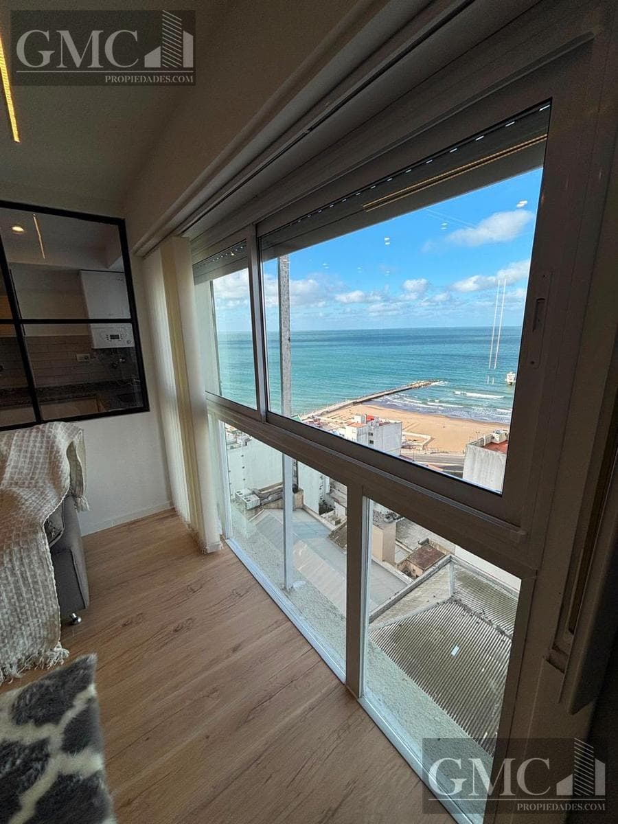 3-room apartment facing the street with a balcony and ocean view