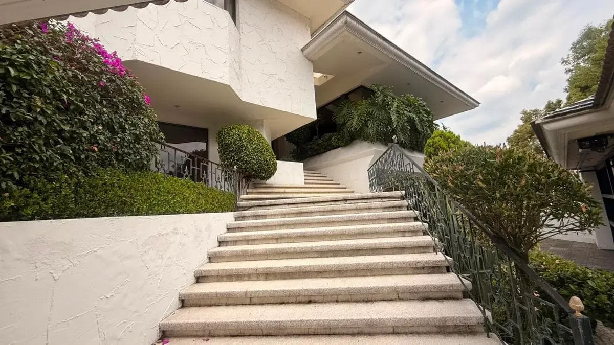 HOUSE FOR SALE IN BOSQUES DE LAS PALMAS