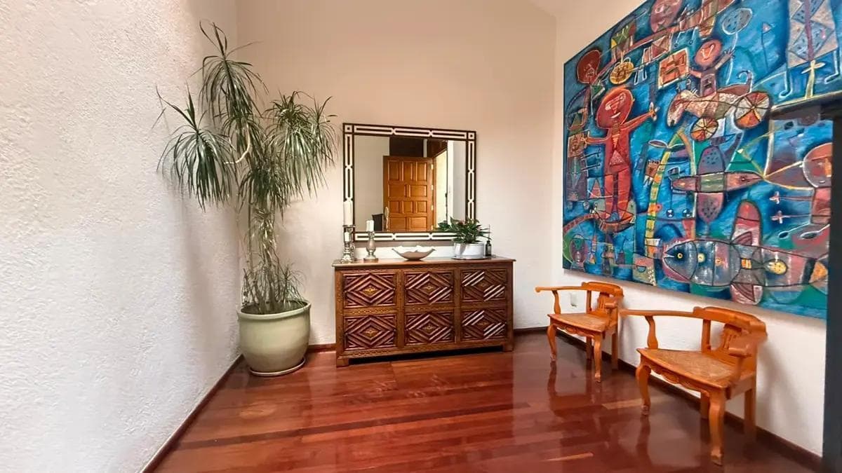 HOUSE FOR SALE ON A PRIVATE STREET IN LA HERRADURA