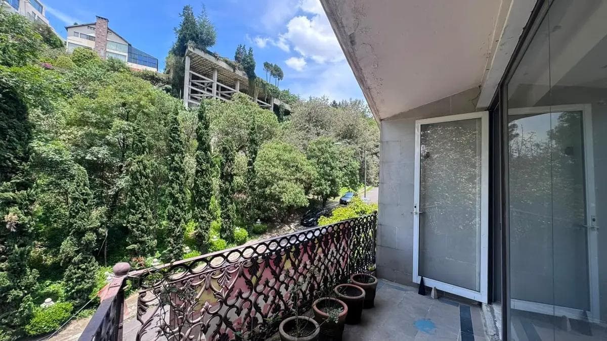 HOUSE FOR SALE, NEEDING RENOVATION, IN BOSQUES DE LAS LOMAS