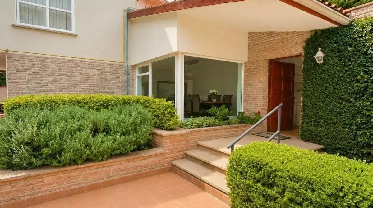 HOUSE FOR RENT IN LOMÁS HIPODROMO