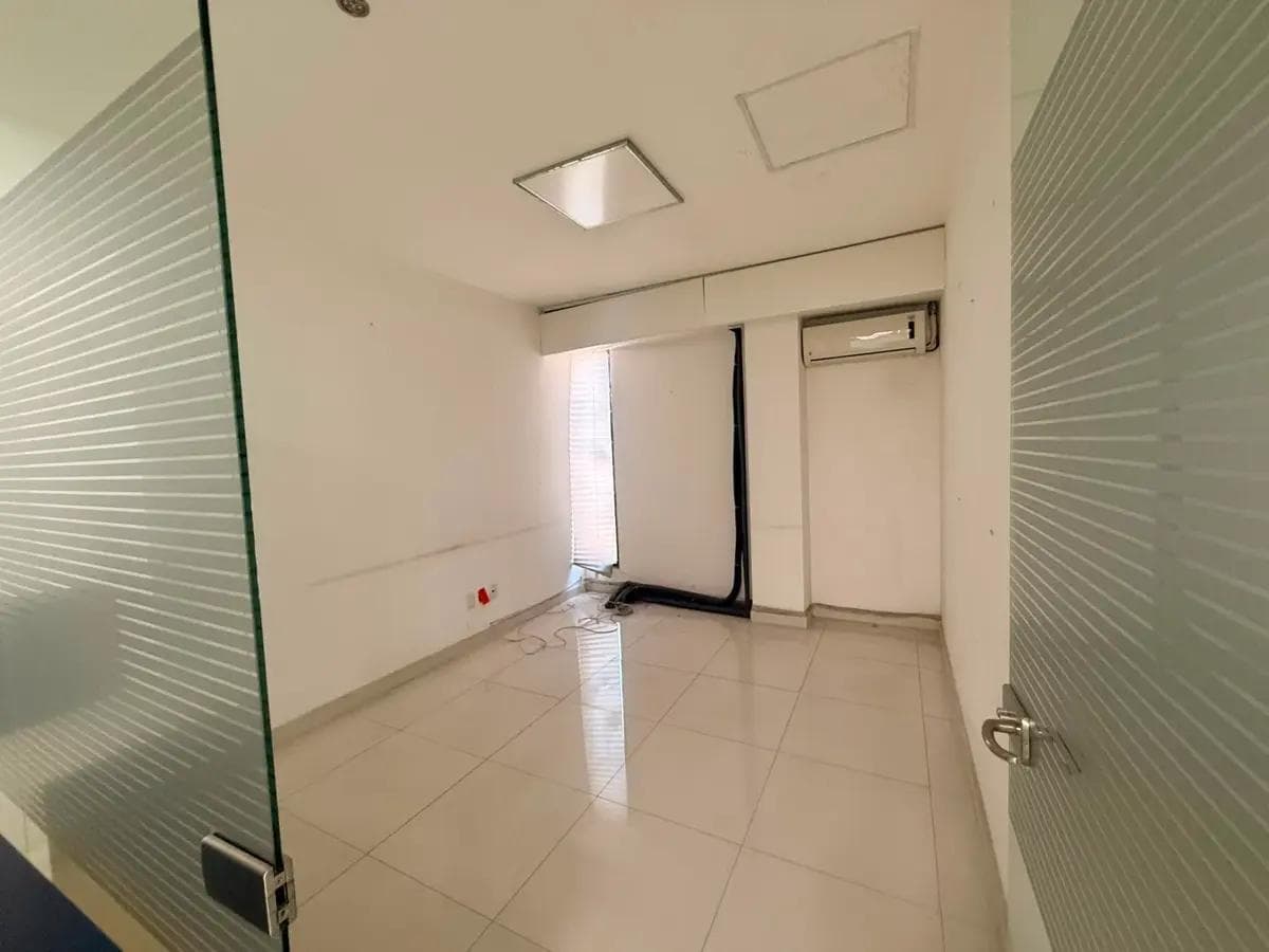 OFFICE FOR RENT IN NÁPOLES WITH TWO ENTRANCES: STREET AND BUILDING