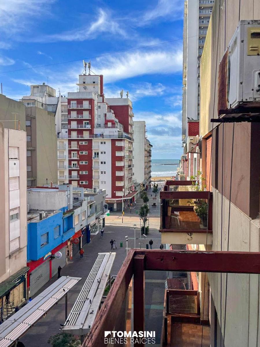 2-ROOM APARTMENT FACING THE STREET WITH A BALCONY