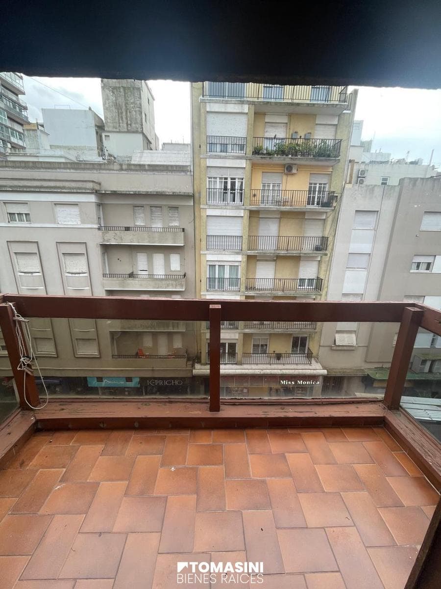 2-ROOM APARTMENT FACING THE STREET WITH A BALCONY