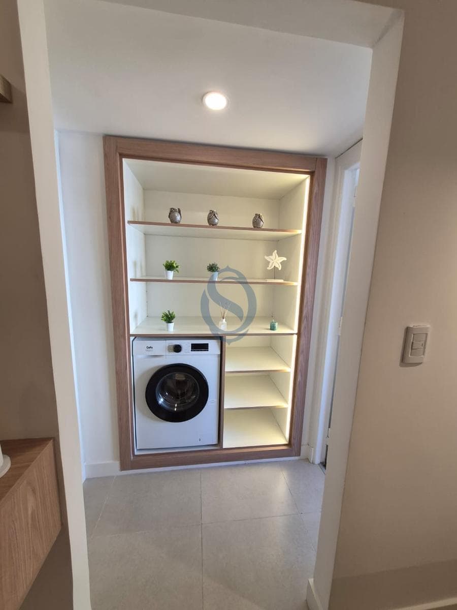 Two-room apartment for sale with a maid's quarters. Remodeled. Downtown area