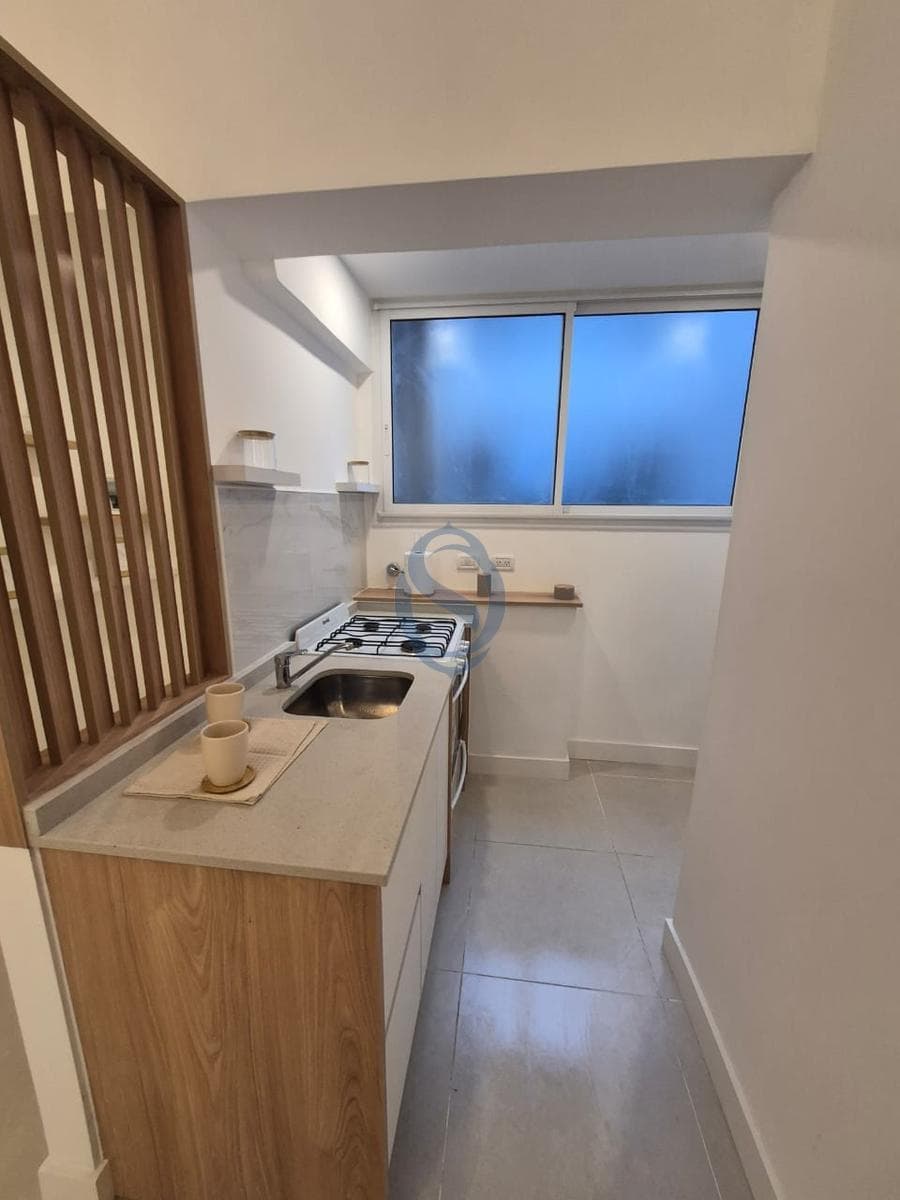 Two-room apartment for sale with a maid's quarters. Remodeled. Downtown area