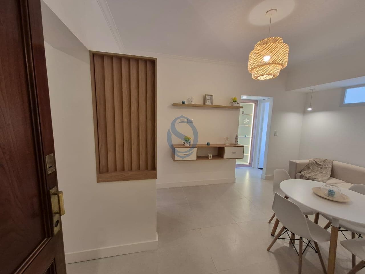 Two-room apartment for sale with a maid's quarters. Remodeled. Downtown area