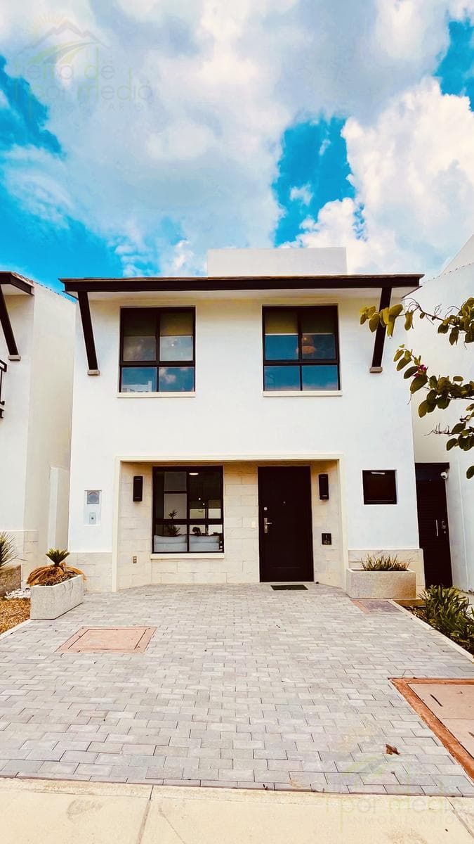 Spacious House on a Private Street with Amenities in El Refugio, Querétaro