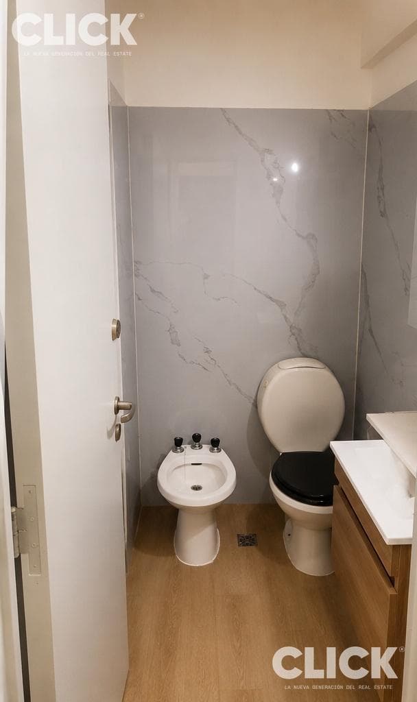 2-room apartment facing the street with a built-in garage and 2 storage rooms, remodeled