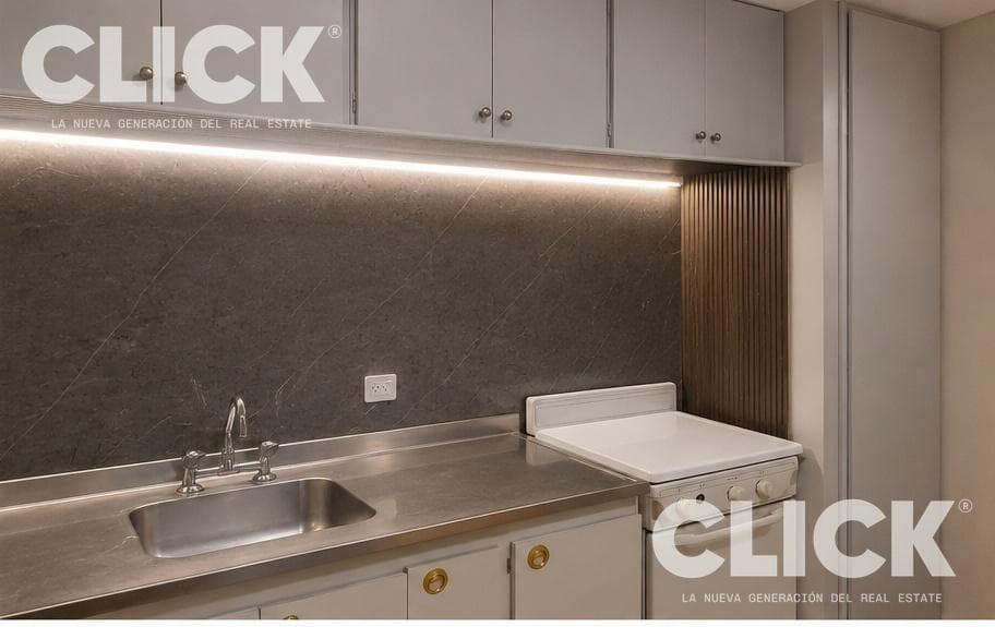 2-room apartment facing the street with a built-in garage and 2 storage rooms, remodeled