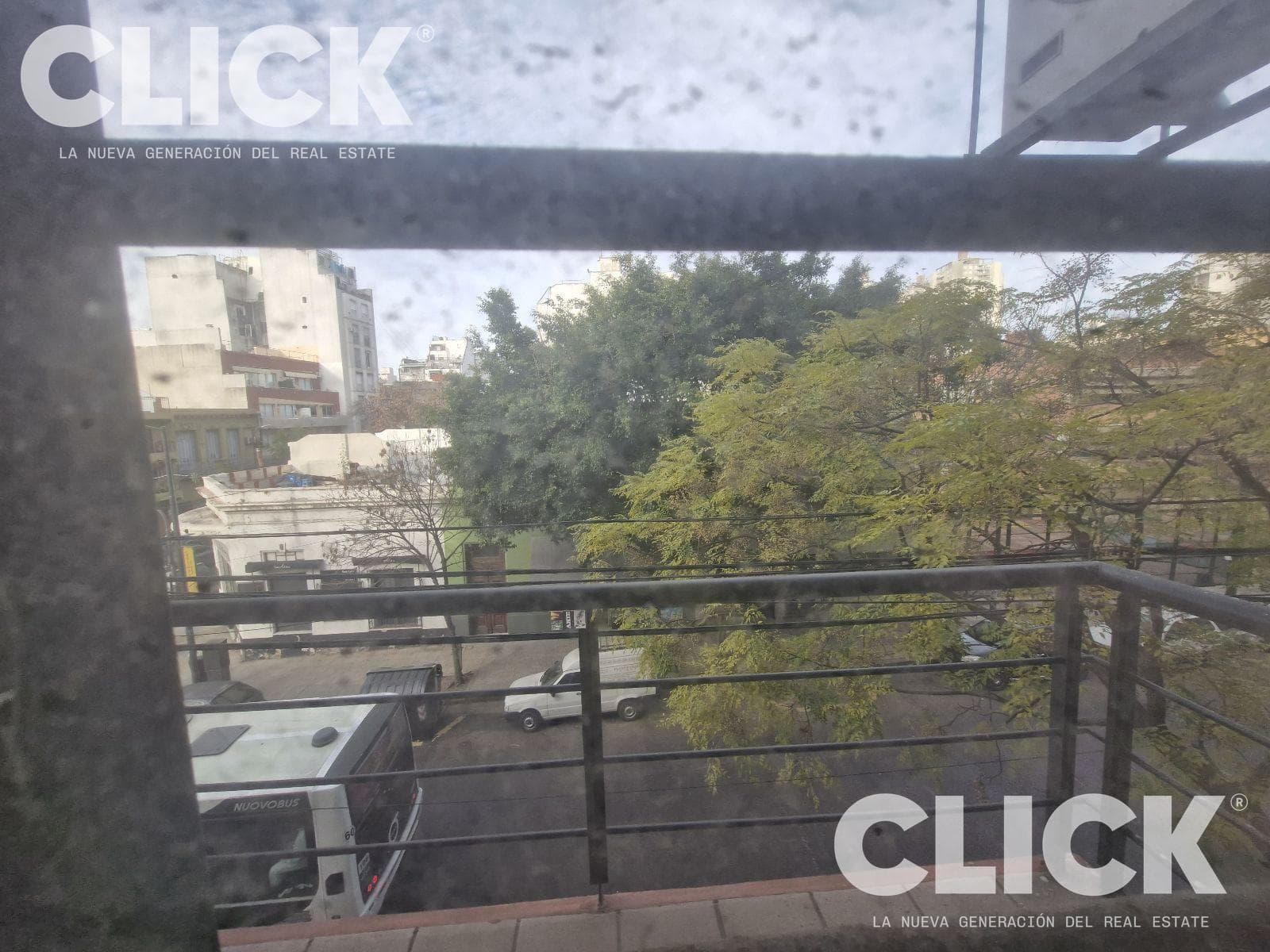 2-room apartment facing the street with a built-in garage and 2 storage rooms, remodeled