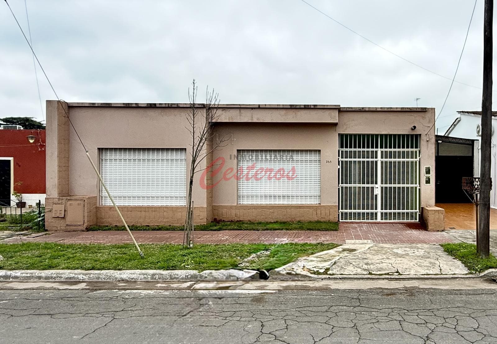 House on 12 de Octubre Street, Cañuelas