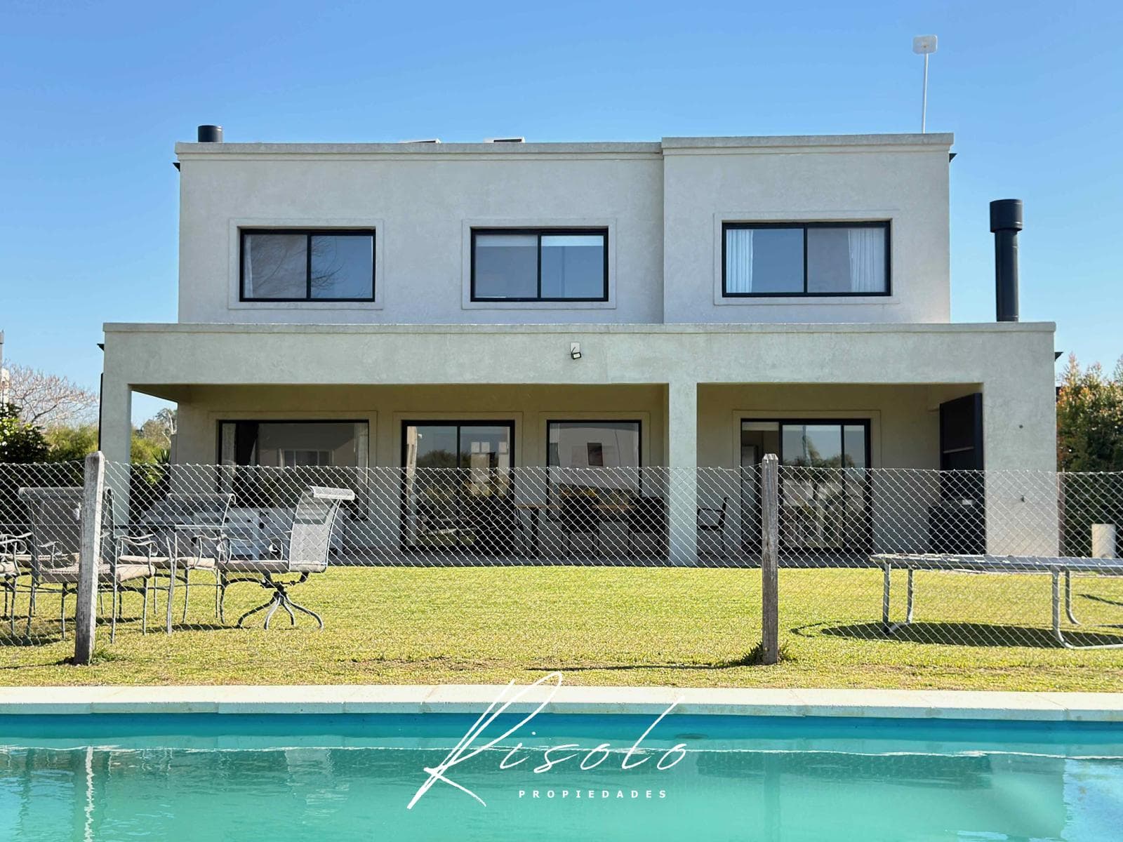 Furnished house for rent. Gated community. 3 bedrooms. Grill. Pool. Escobar