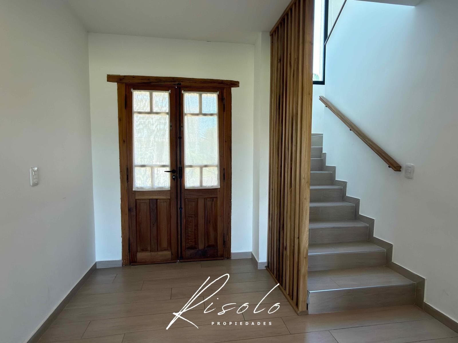 Furnished house for rent. Gated community. 3 bedrooms. Grill. Pool. Escobar