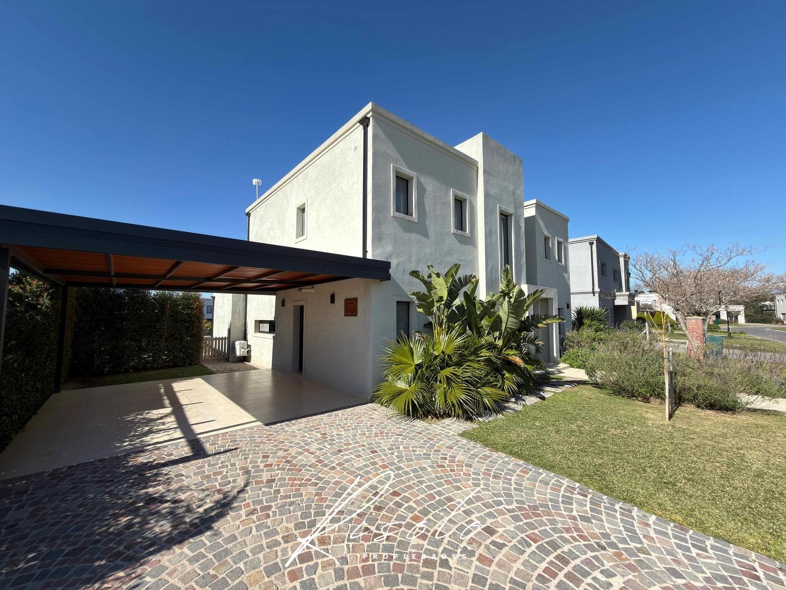 Furnished house for rent. Gated community. 3 bedrooms. Grill. Pool. Escobar