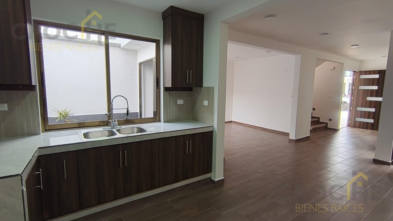 HOUSE FOR SALE IN A PRIVATE SUBDIVISION IN THE FEMSA AREA OF COATEPEC, VERACRUZ