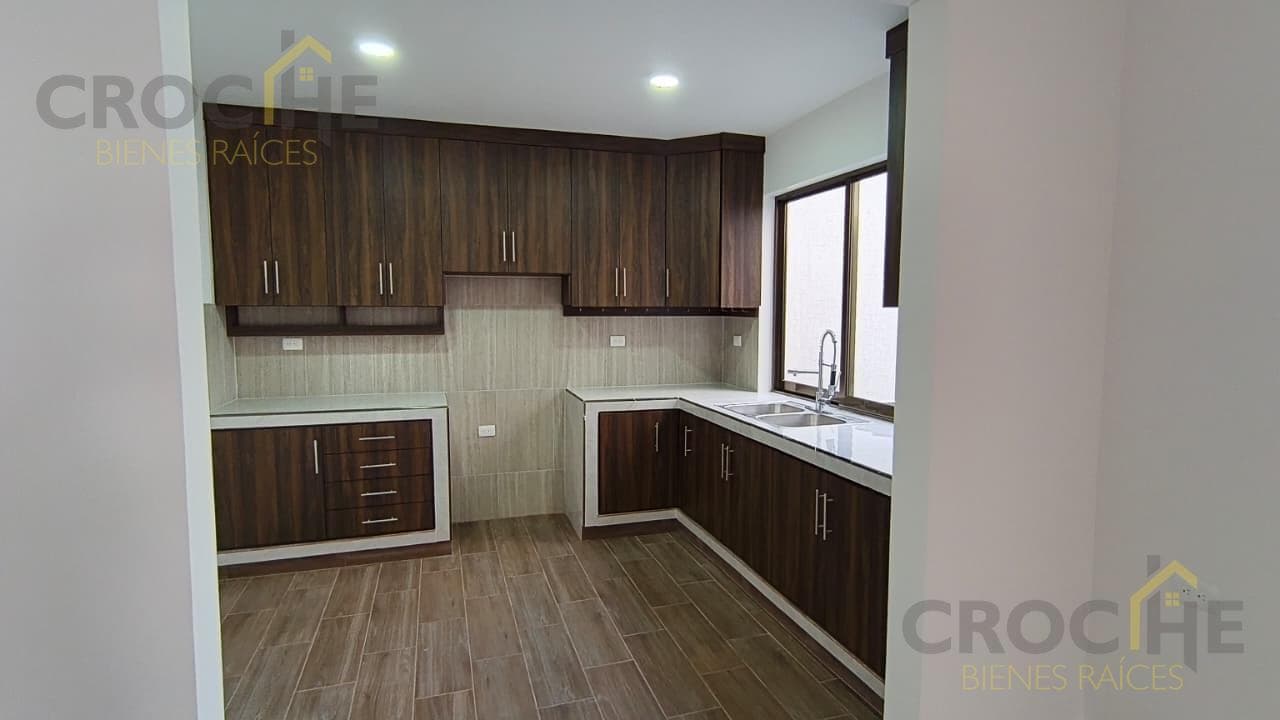 HOUSE FOR SALE IN A PRIVATE SUBDIVISION IN THE FEMSA AREA OF COATEPEC, VERACRUZ