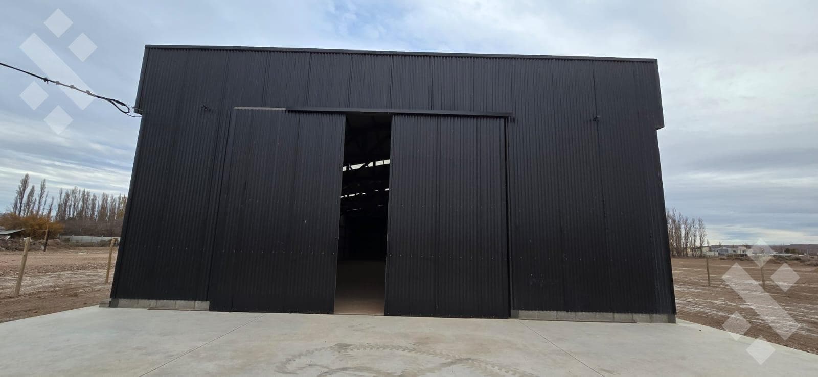 420 m² Warehouse for Rent - On Trenque Lauquen Street - Neuquén City