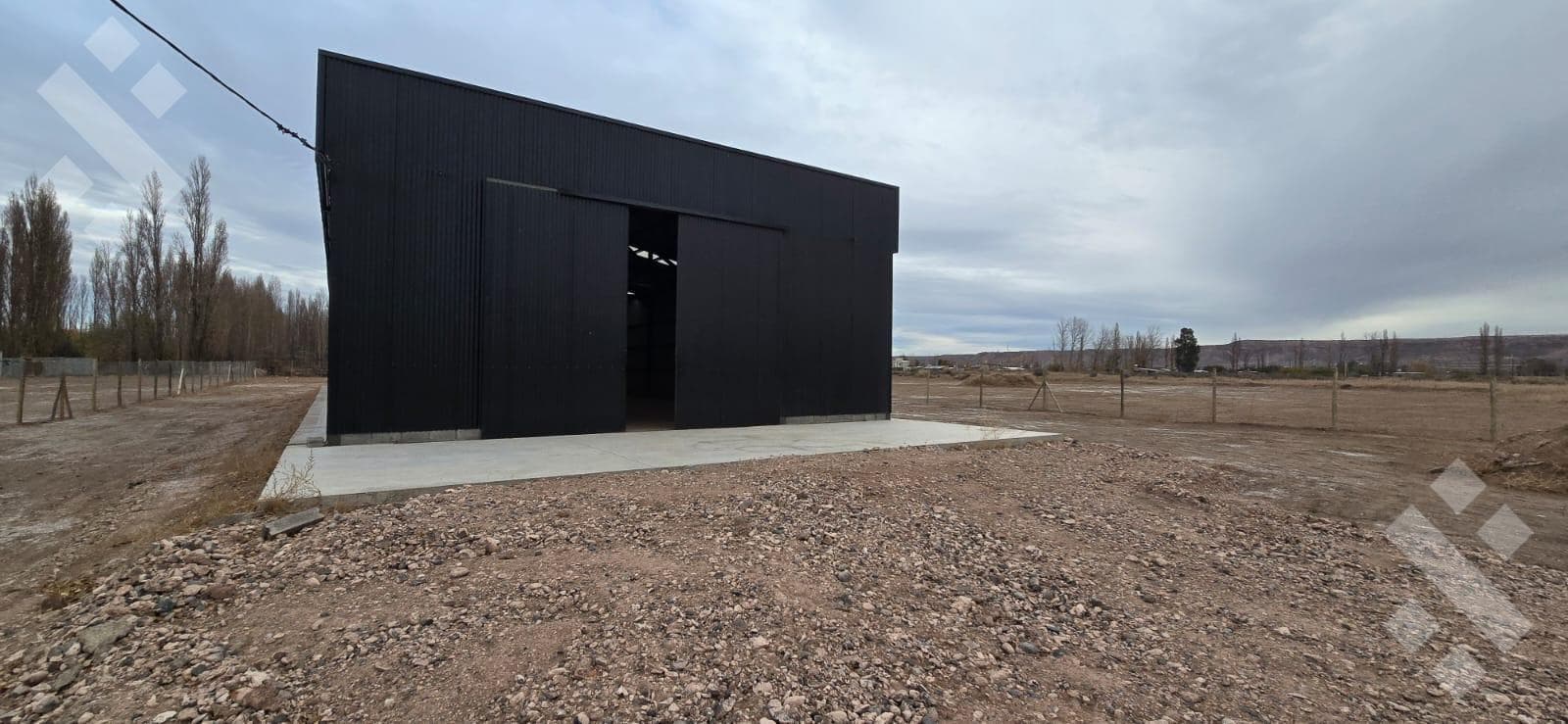 420 m² Warehouse for Rent - On Trenque Lauquen Street - Neuquén City